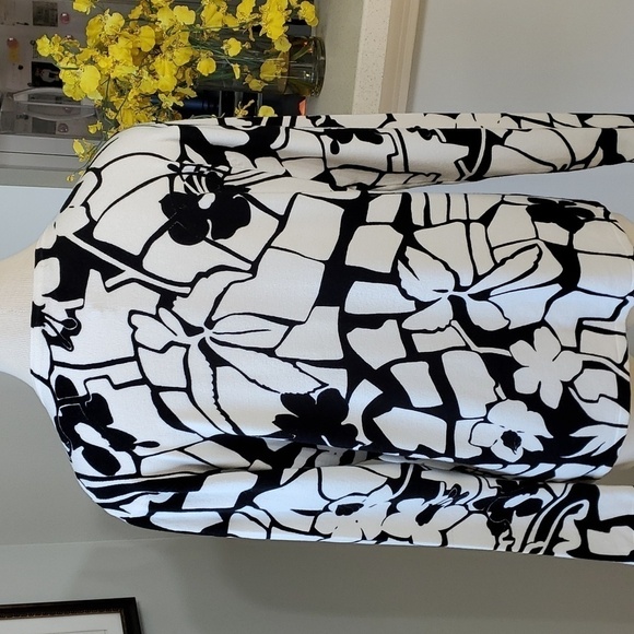 Pierre New York sweater. Abstract floral classic black and white. Size large. - Picture 6 of 9